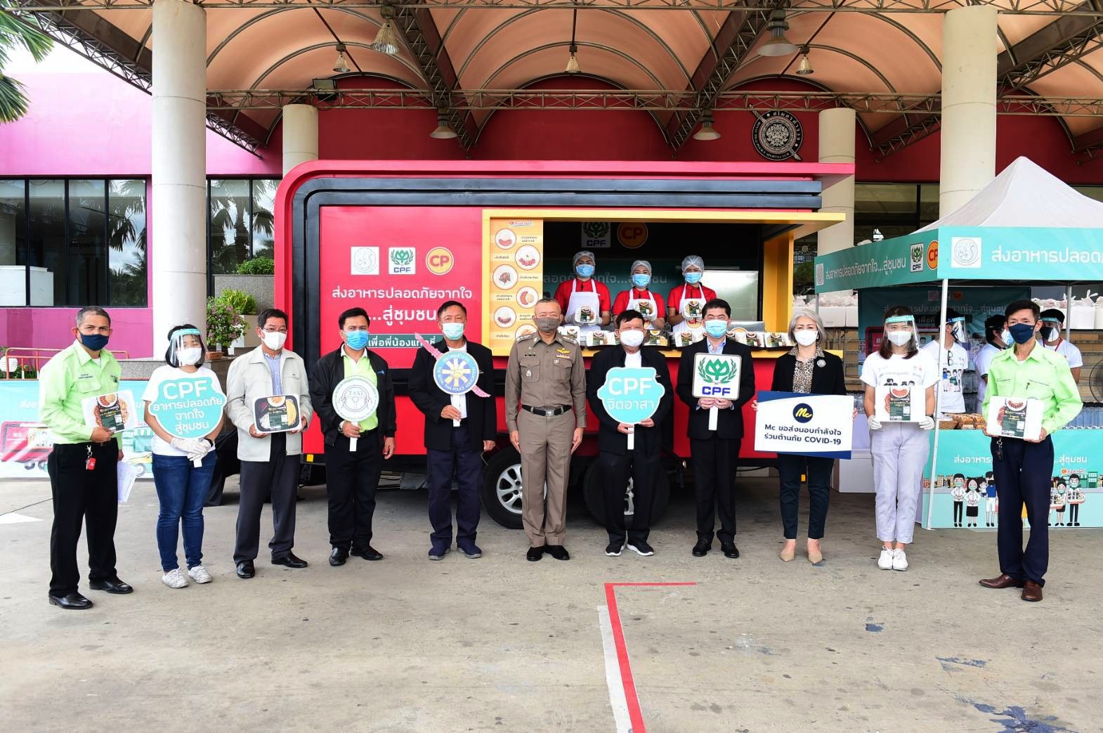 CPF and the Royal Thai Police Association jointly giveaway free meals to Taxi drivers